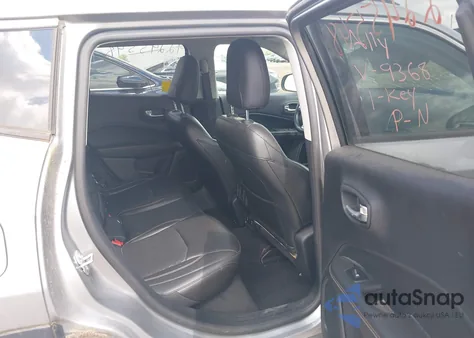 2018 Jeep Compass Latitude 4X4 z USA, uszkodzony, nr VIN 3C4NJDBB6JT349368